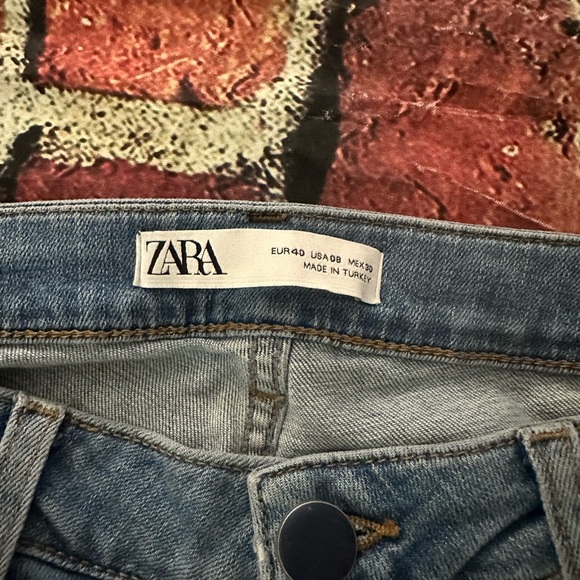 Zara jeans with faux crystals size 8
Inseam 27”
Excellent Pre-owned Condition - Picture 5 of 8